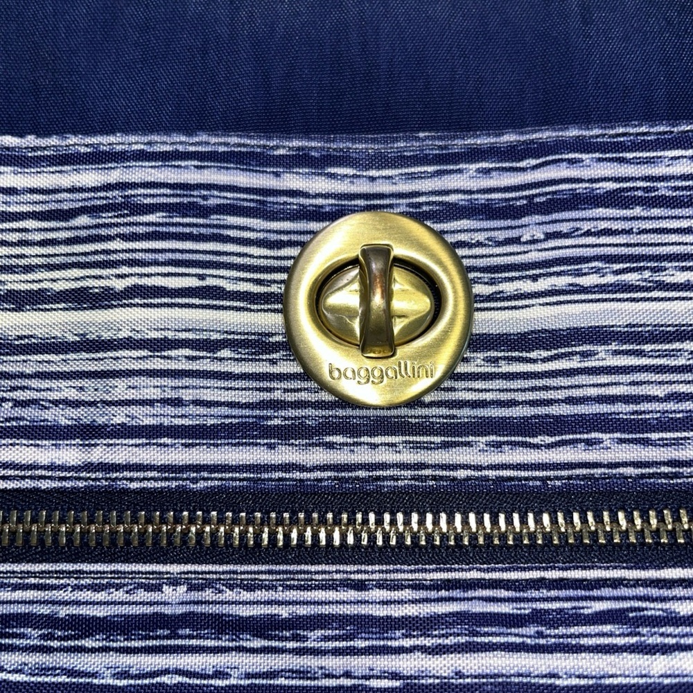 Baggallini Blue and White Crossbody Bag - Picture 2 of 7